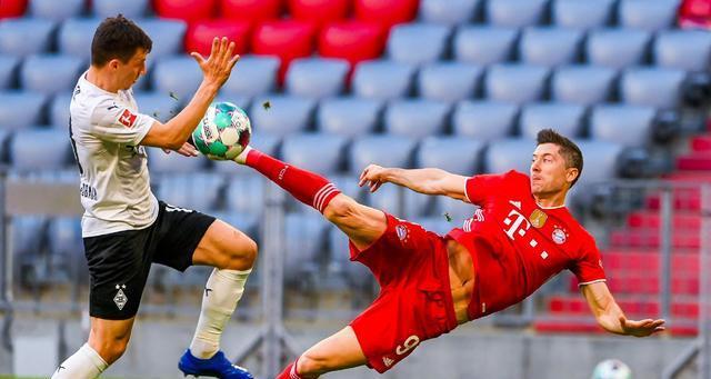  AC米兰防线送礼遭绝杀  