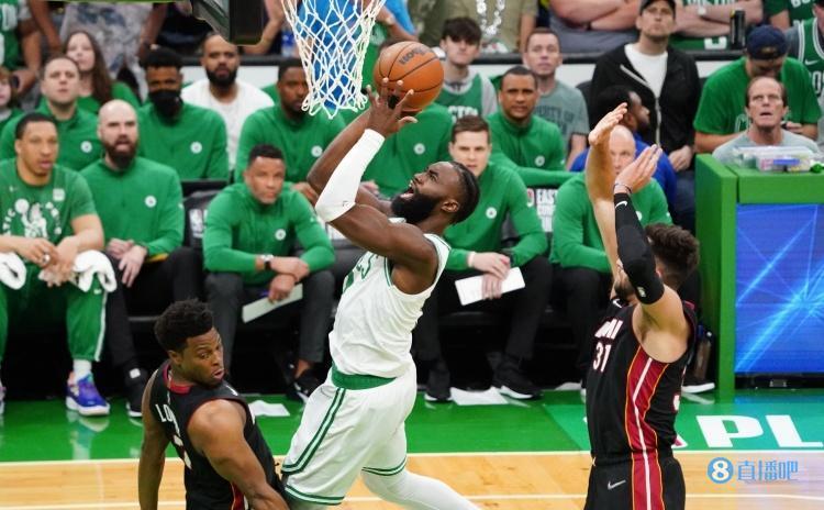  布伦特福德传控压制，蜜蜂军团客场技术性击倒对手